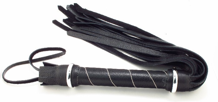Чёрная кожаная плётка с белой строчкой на рукояти