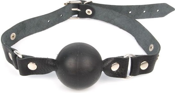 Черный кляп-шар с заклепками на регулируемом ремешке